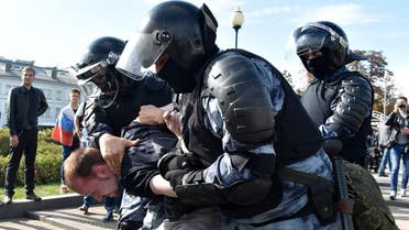 Servicemen of the Russian National Guard detain a participant of an unsanctioned rally urging fair elections in downtown Moscow on August 3, 2019. (File photo: AFP)
