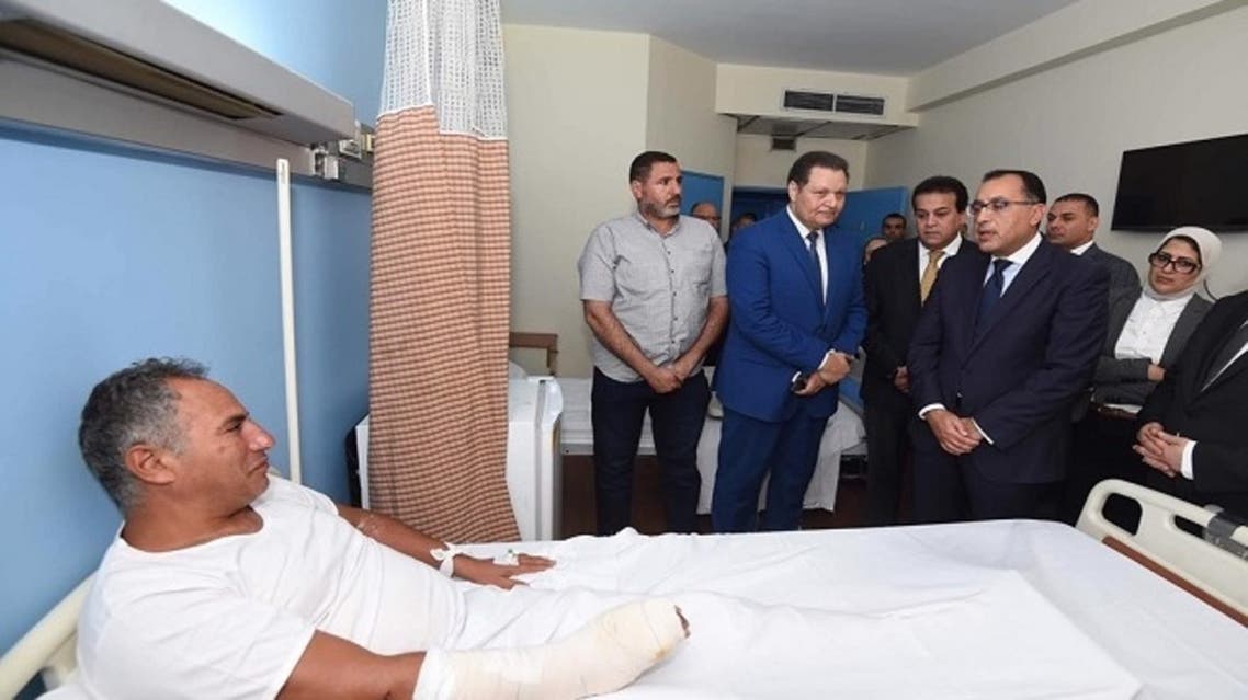 رئيس الوزراء يزور أحد المصابين