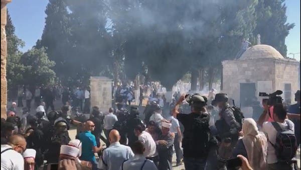 100 ألف مصلٍّ بالأقصى.. وفيديو لاقتحام إسرائيل المسجد