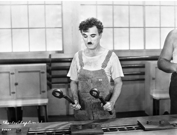 تشابلن أثناء أدائه لدوره بفيلم الأزمنة الحديثة عام 1936