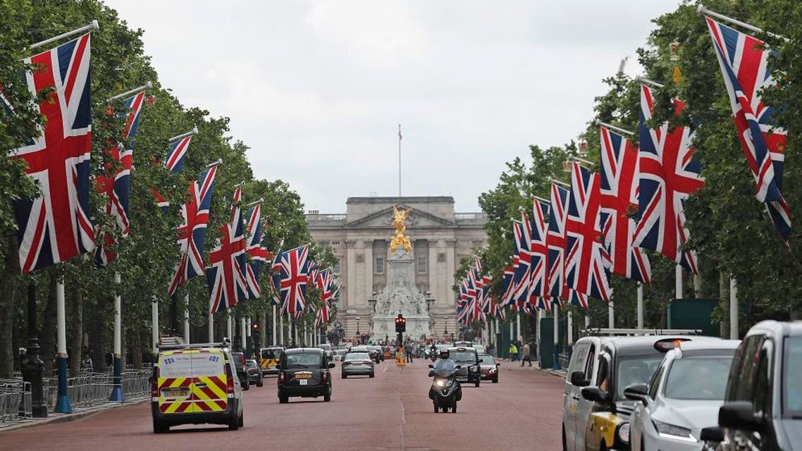 buckingham palace britain flag ap