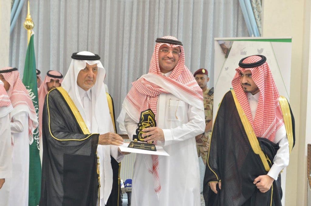 المغلوث يتسلم الجائزة من الأمير خالد الفيصل