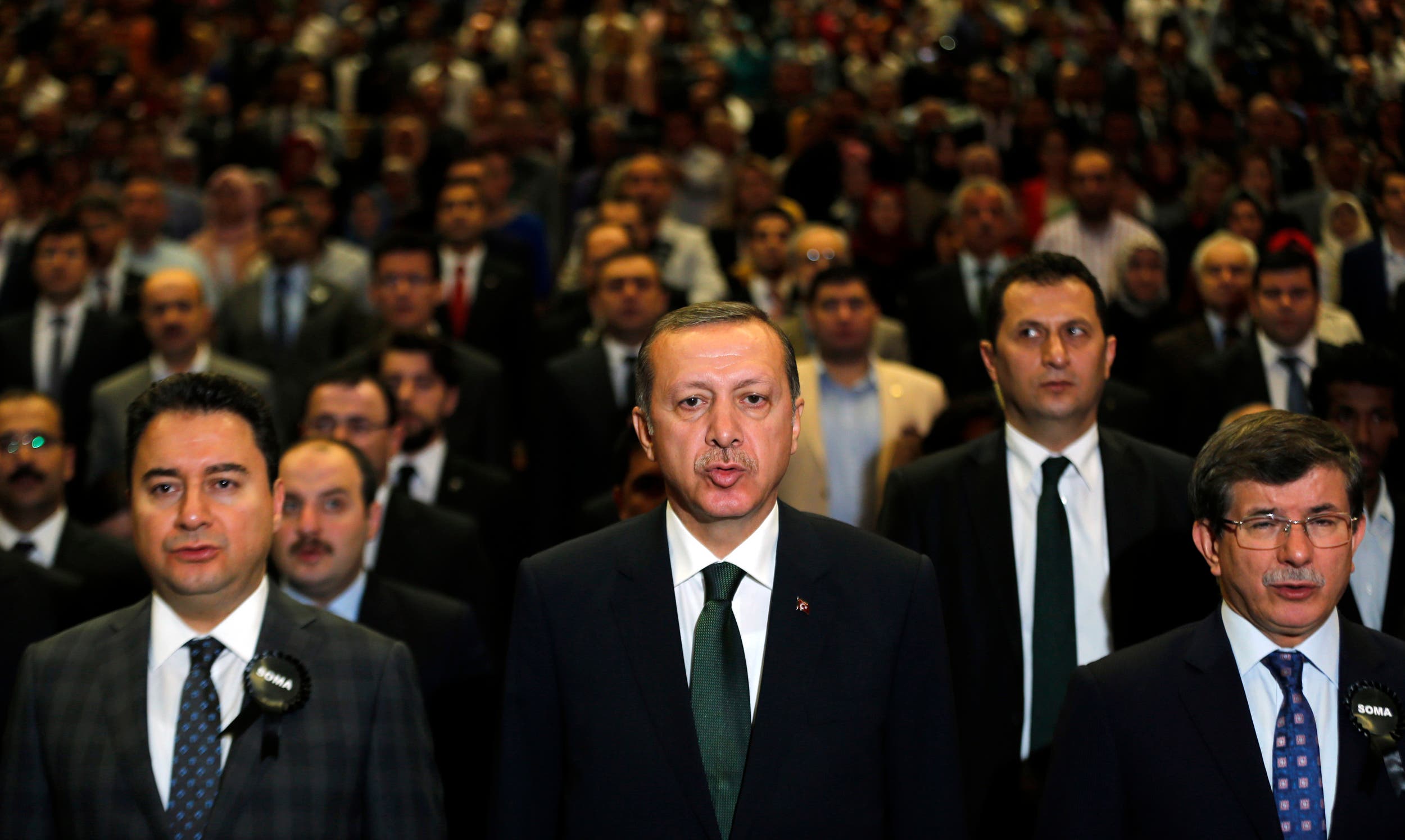 أردوغان يتوسط داود أوغلو (يمين) وعلي باباجان