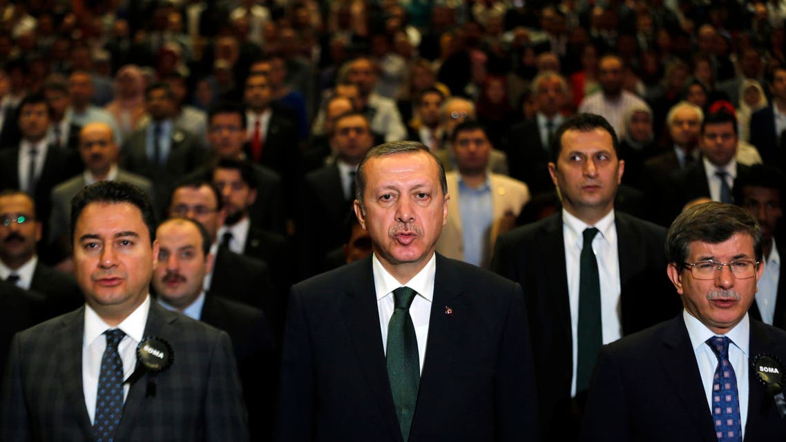 أردوغان يتوسط داود أوغلو (يمين)  وعلي باباجان