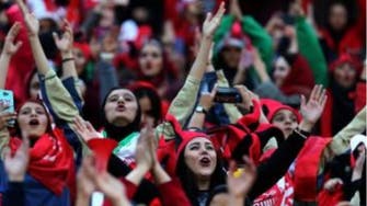 السلطات الإيرانية تعتقل 6 ناشطات يطالبن بدخول النساء للملاعب