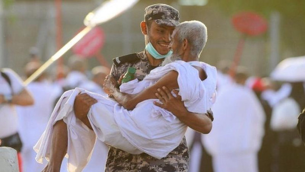 Heartwarming viral pictures, videos show spirit of Hajj in Mecca 
