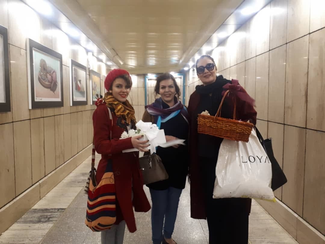 الناشطات الثلاث یوزعن الورود فی مترو طهران
