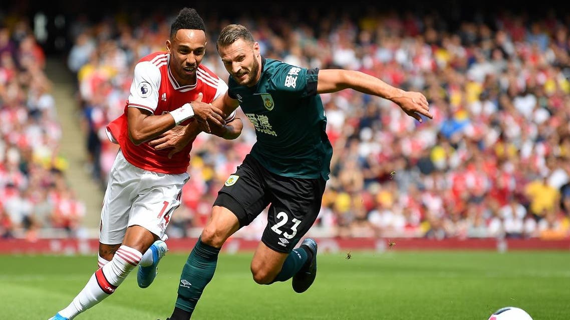 Arsenal's Gabonese striker Pierre-Emerick Aubameyang (L) vies with Burnley's Dutch defender Erik Pieters. (AFP)