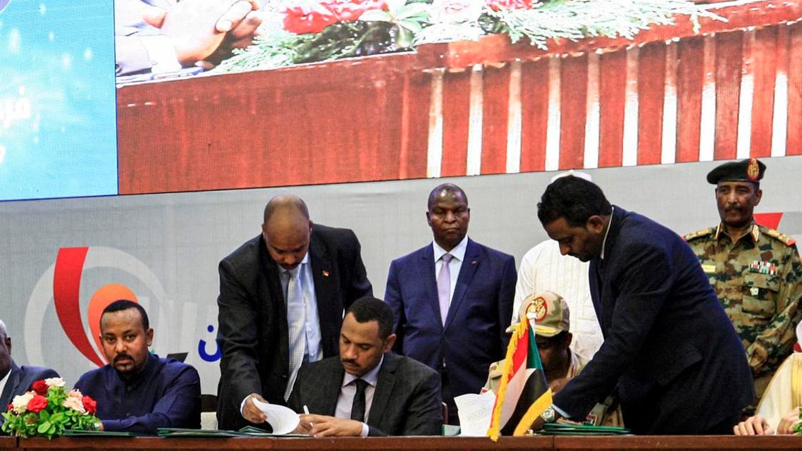 Sudan’s protest leader Ahmad Rabie and General Mohamed Hamdan Daglo “Hemeti” (R), deputy chief of the ruling Transitional Military Council during a ceremony to sign a “constitutional declaration.” (AFP)