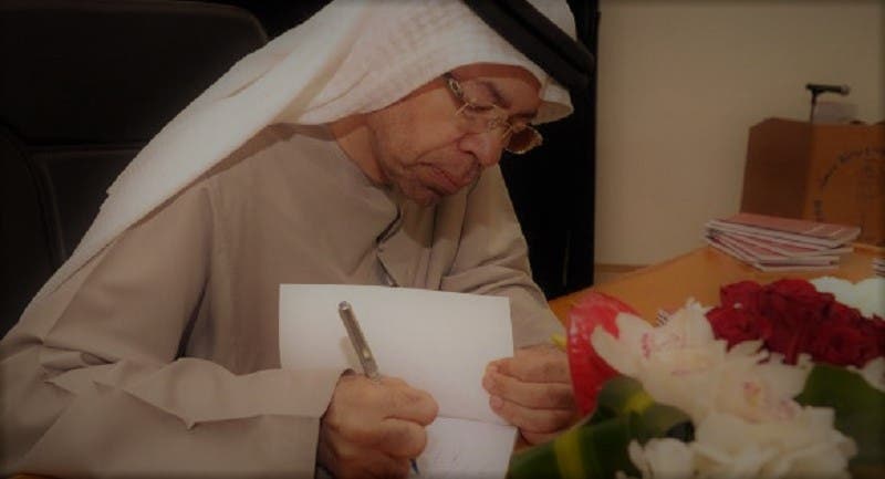 يوقع أحد كتبه