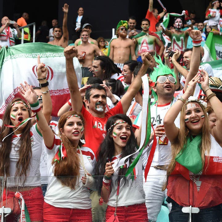 "فيفا" يهدد إيران.. والسبب حظر دخول النساء للملاعب
