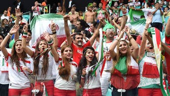 "فيفا" يهدد إيران.. والسبب حظر دخول النساء للملاعب