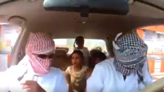 فيديو لشابين عمانيين يختطفان سيارة بها 5 أطفال.. بهذا الهدف