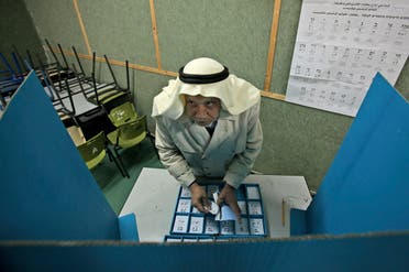 El árabe israelí Abdullah Talash, de 74 años, elige su papeleta para votar en las elecciones generales de Israel en un colegio electoral.  (Foto de archivo: AP)