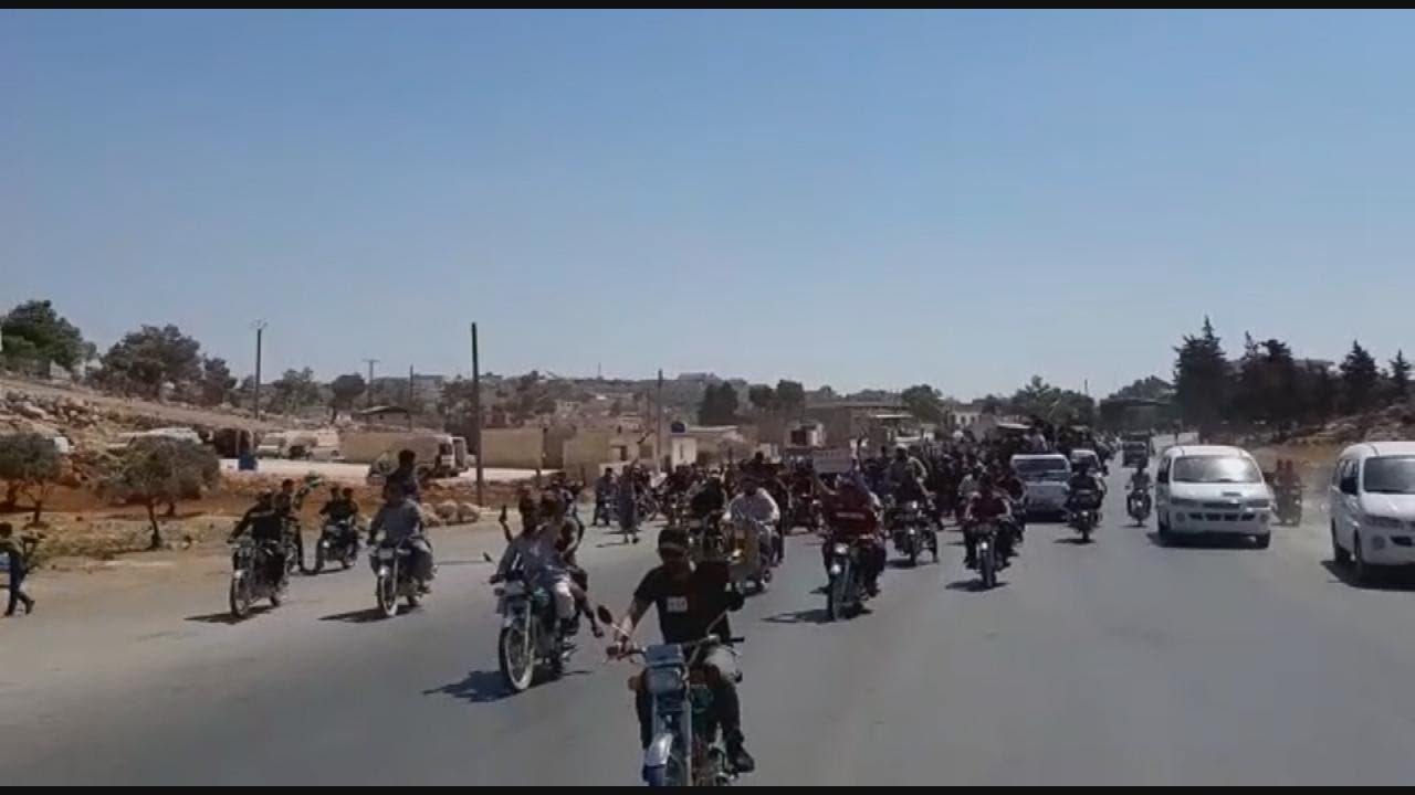 القوات التركية تطلق الغاز المسيل للدموع ضد محتجين سوريين على غلق الحدود