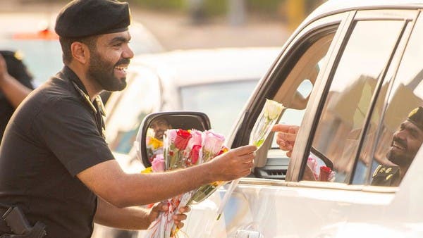السعودية.. الطلبة عادوا للمدارس والأمن استقبلهم بالورود