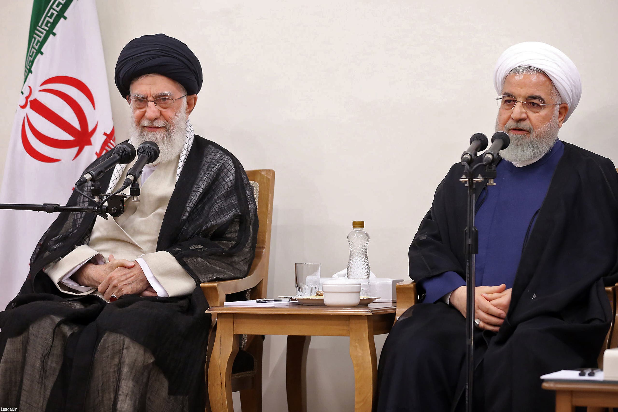 الرئيس الإيراني حسن روحاني والمرشد الإيراني علي خامنئي