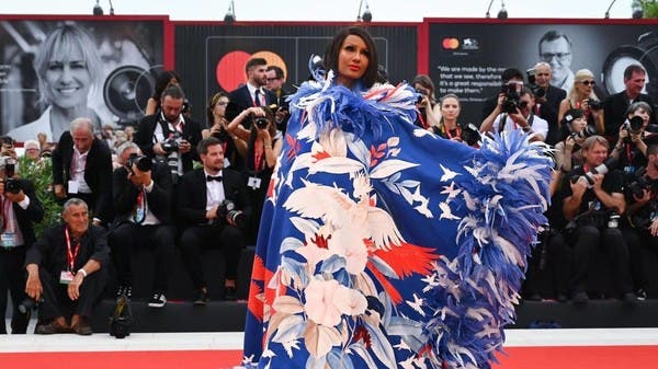 نجمات مهرجان البندقية السينمائي يتألّقن بإطلالاتهن