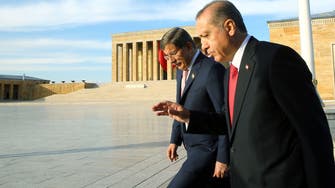 بعد انتقاد أردوغان.. العدالة والتنمية يقصي داود أوغلو