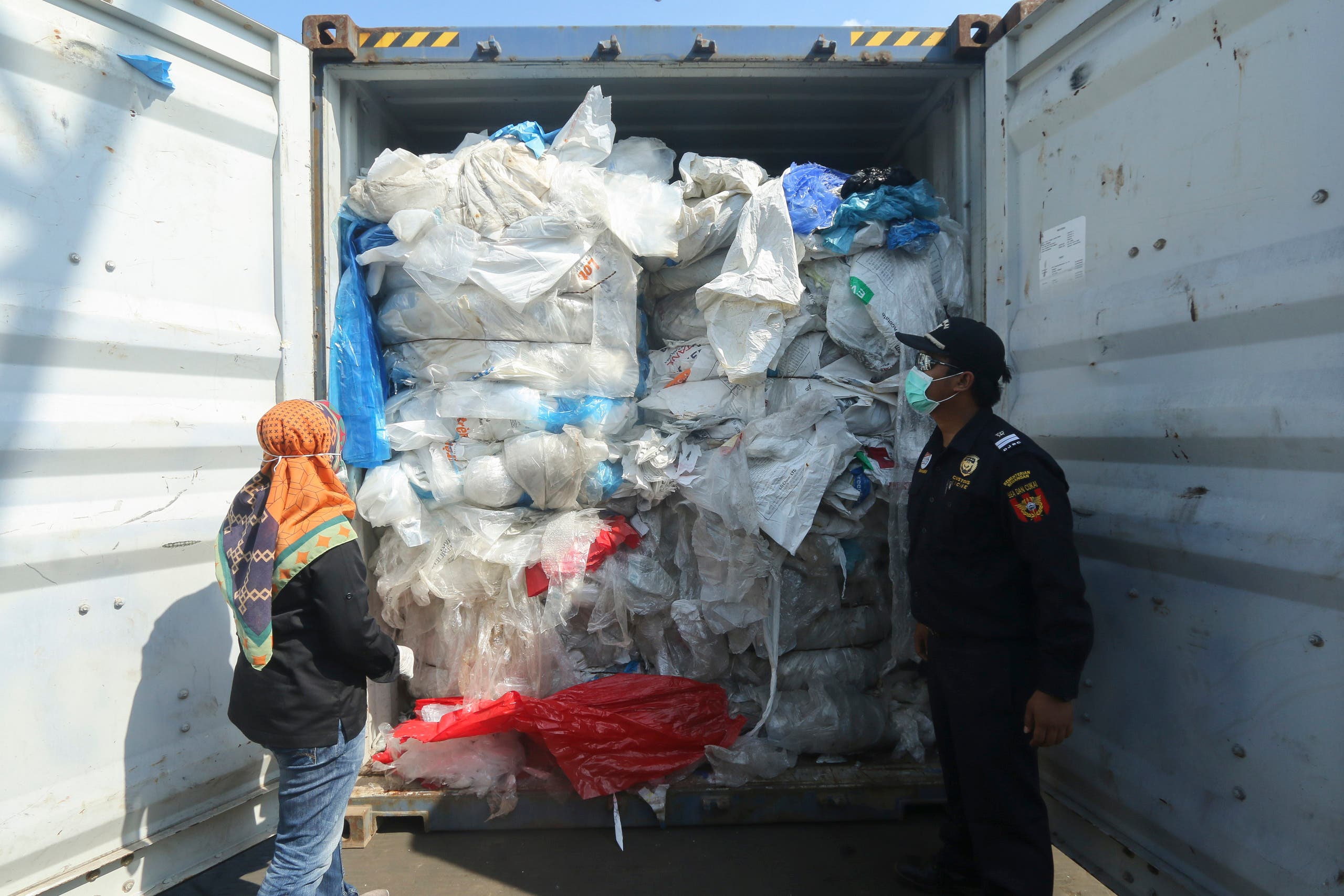 Indonesia sends back waste to foreign countries refusing to be dumping ground | Al Arabiya English