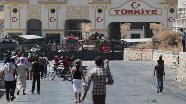 5 حراس أتراك ينهالون ضرباً على 8 نازحين من إدلب