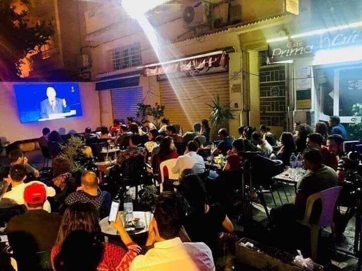 تونسيون يتابعون المناظرة في مقهى