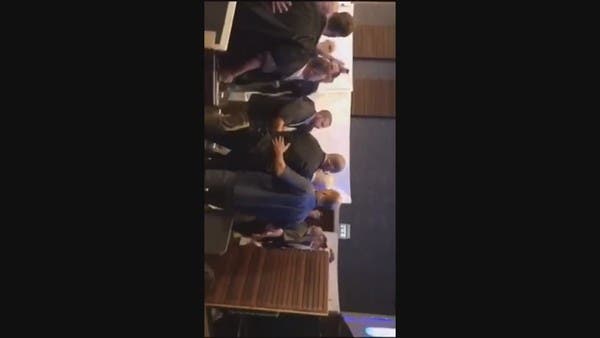 شاهد.. نتنياهو ينسحب عند سماع الصواريخ