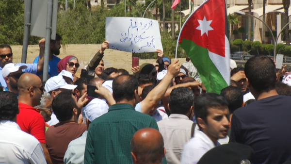 غضب المعلمين يتفاقم في الأردن.. والرزاز "يقلب الطاولة"