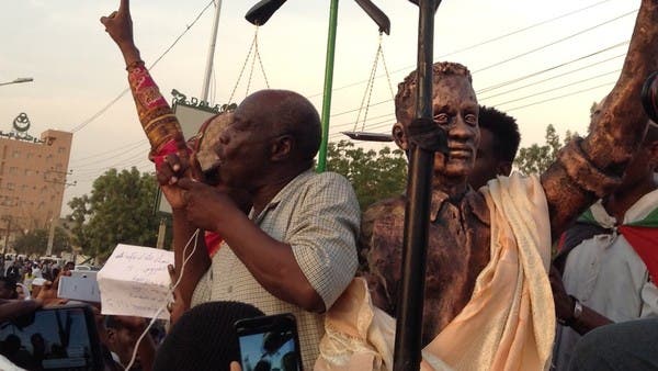 تمثال يثير ضجة في السودان.. ووزيرة الشباب تبكي