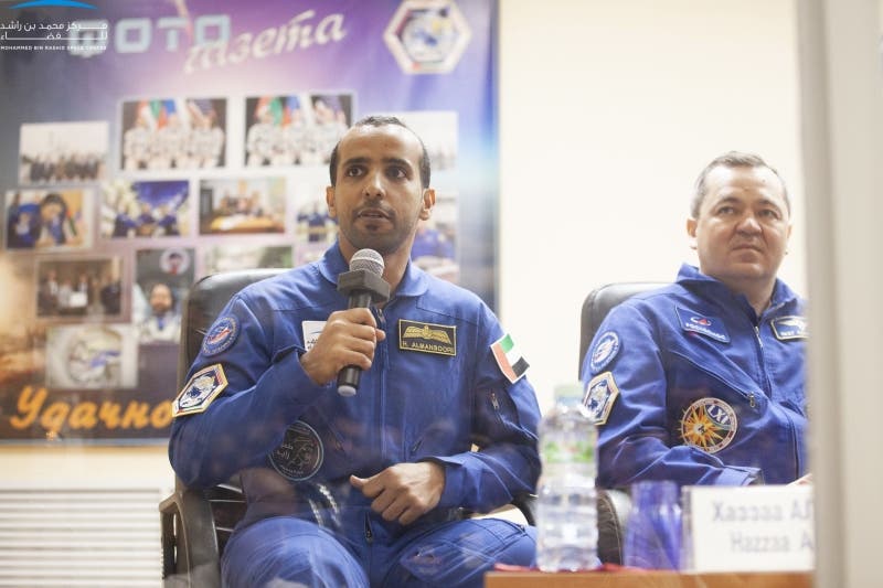المنصوري خلال المؤتمر الصحفي قبل ساعات من الانطلاق للفضاء