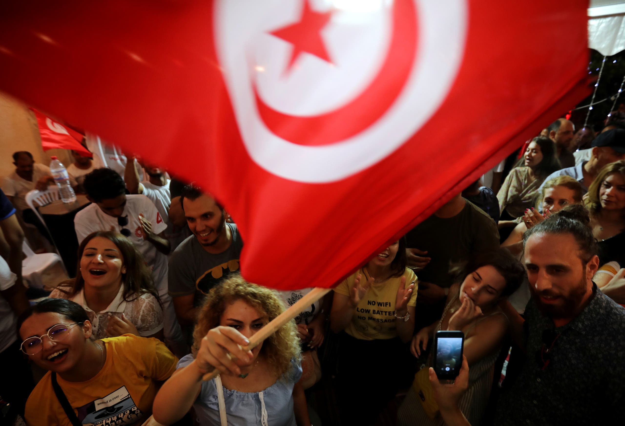 مؤيدون للقروي يحتفلون ينتائج الدور الأول للانتخابات الرئاسية