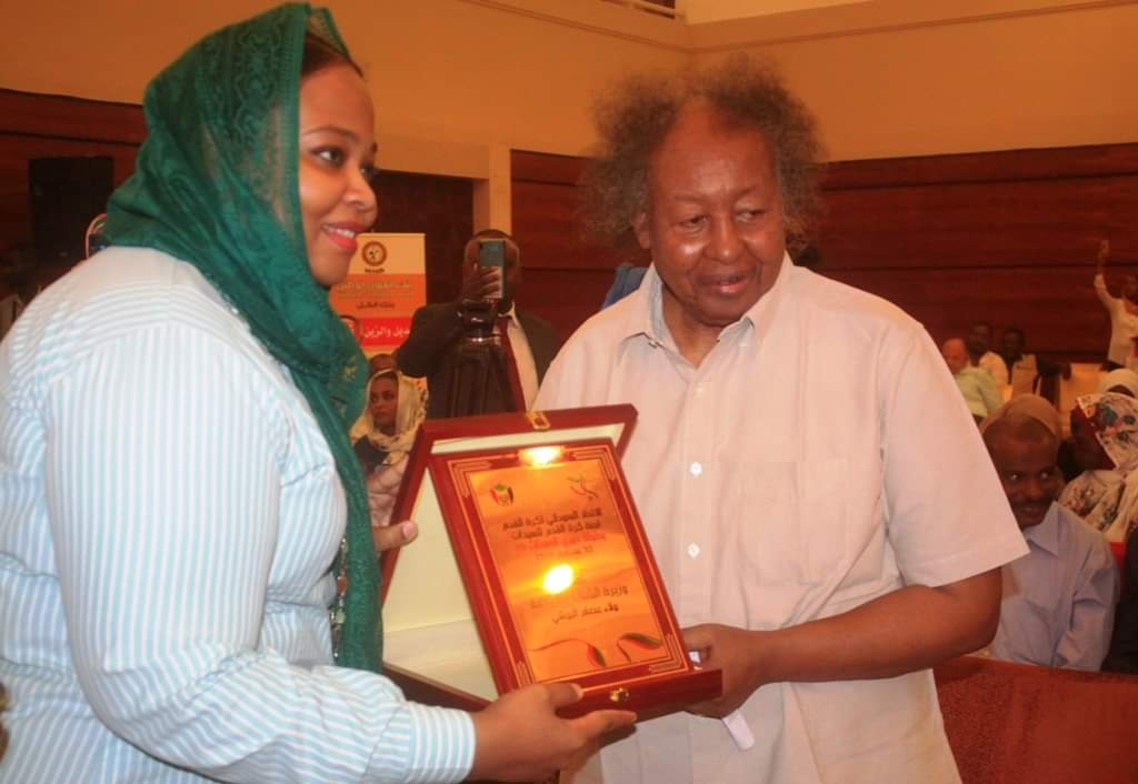 رئيس الاتحاد العام السوداني لكرة القدم، كمال شداد، ووزيرة الرياضة ولاء البوشي