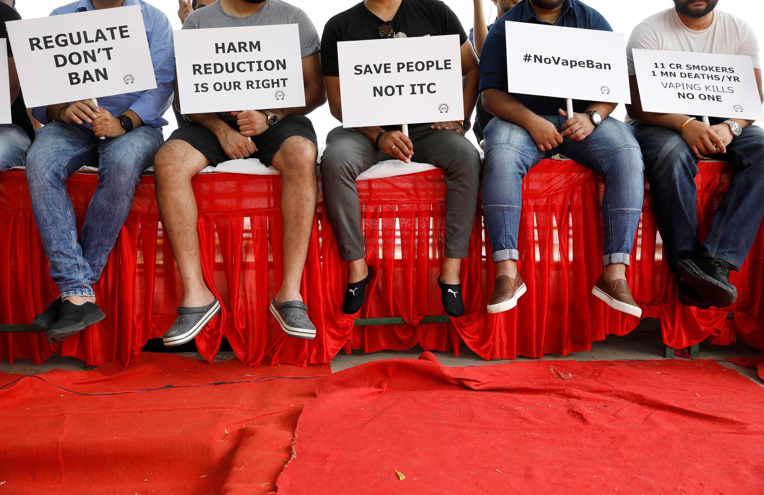 احتجاجات بالهند على حظر السجائر الإلكترونية والحكومة تتمسك