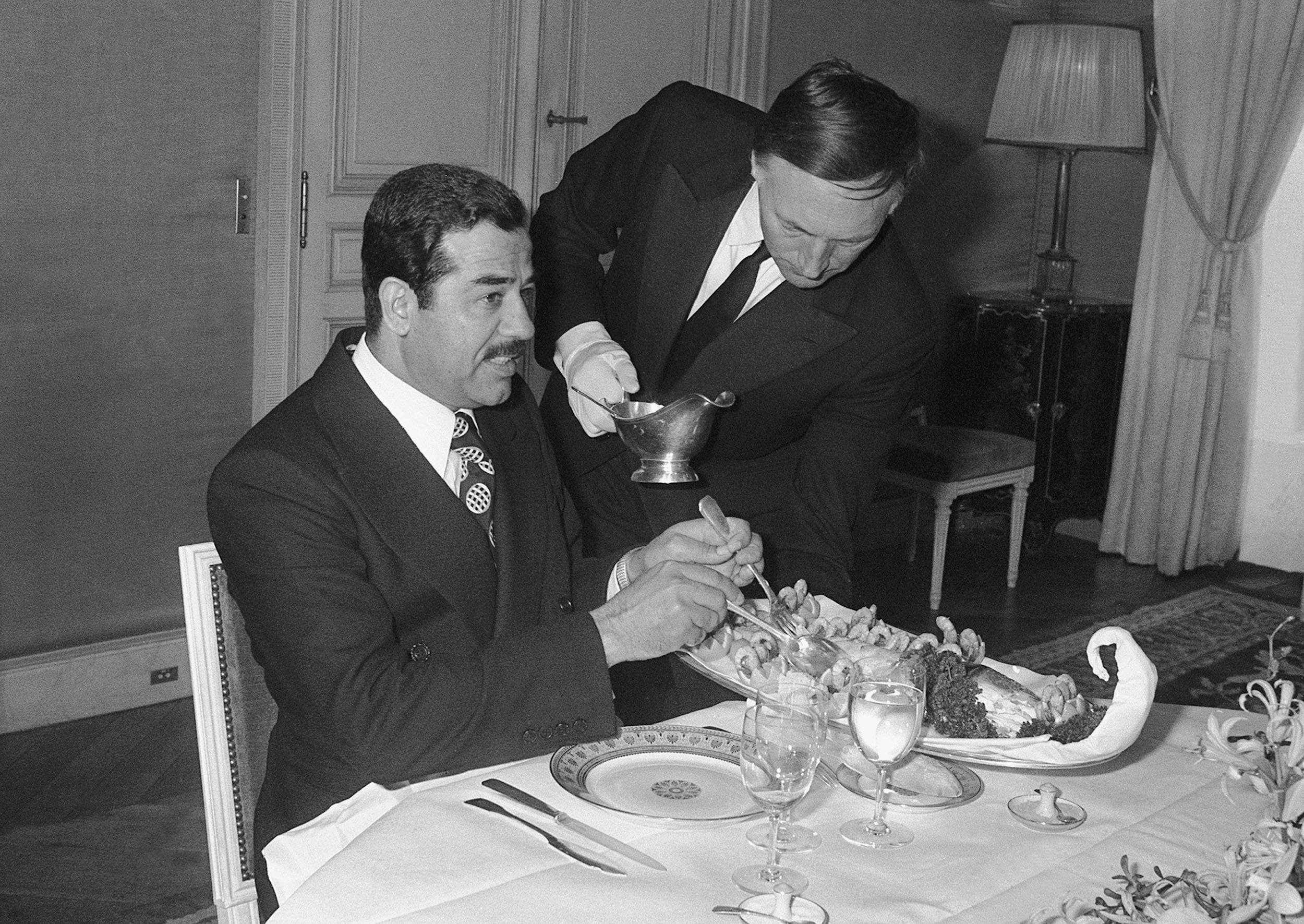 أكل مسكوف مع صدام.. قصة جاك شيراك الذي "أسره الشرق"