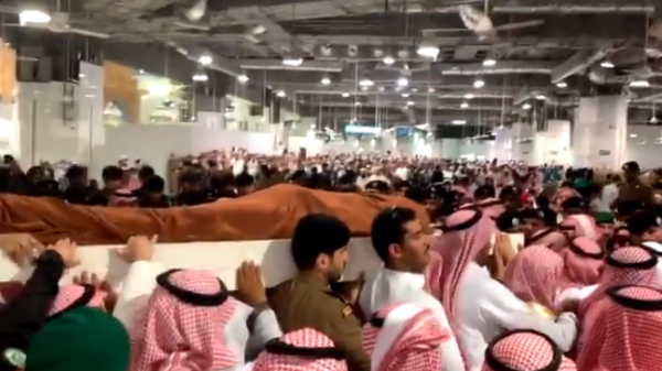 شاهد جثمان اللواء الفغم يوارى الثرى.. تحت زخات المطر