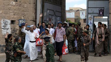 إطلاق سراح 290 أسيراً كانوا محتجزين في سجون العاصمة صنعاء، كشف وكيل وزارة حقوق الانسان اليمني أن أغلب الذين أفرج عنهم حالتهم الصحية سيئة وبعضهم يعاني من شلل تام