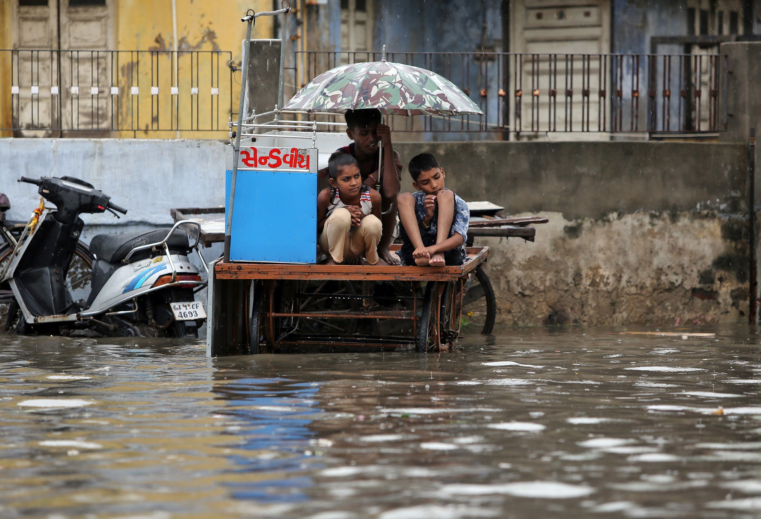 أسوأ أمطار موسمية منذ 25 عاماً تقتل 1600 شخص بالهند D73fd7d4-31f2-49a5-b5b0-f5bb2ce4924e