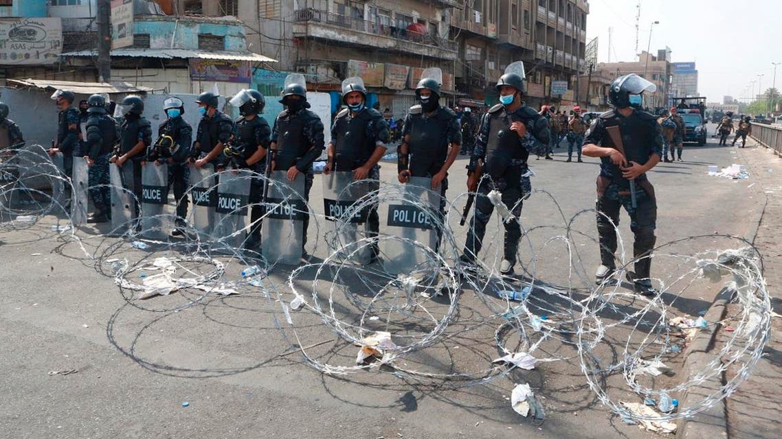 Iraqi security forces close streets to prevent anti-government protesters from reaching Tahrir Square in central Baghdad, Iraq, Wednesday, Oct. 2, 2019. (AP)