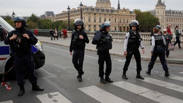 عناصر من الشرطة الفرنسية قرب مقر شرطة باريس