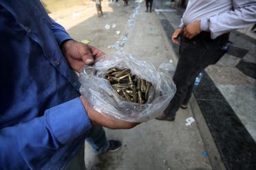 من تظاهرات العراق مواطنون يحملون رصاصا يقولون إنه أطلق نحوهم (3 أكتوبر 20199- فرانس برس)