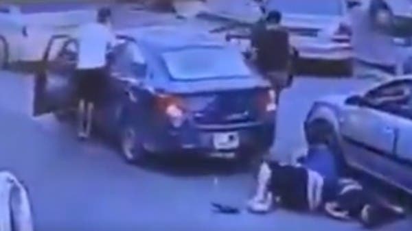 فيديو صادم.. مسلحون يقتلون شابا أمام أعين المارة بطرابس