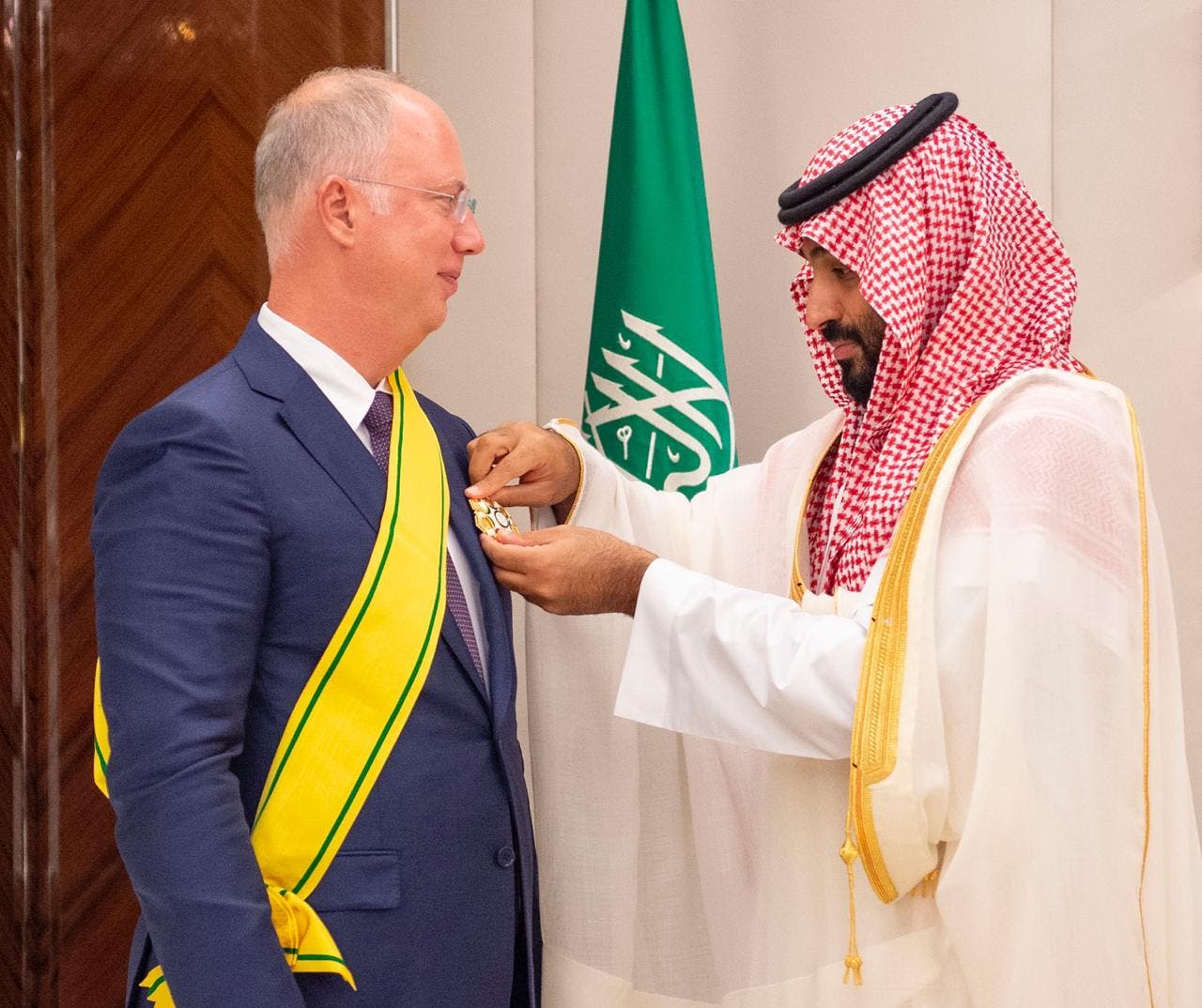ولي العهد السعودي يقلد الرئيس التنفيذي لصندوق الاستثمار الروسي المباشر وشاح الملك عبدالعزيز