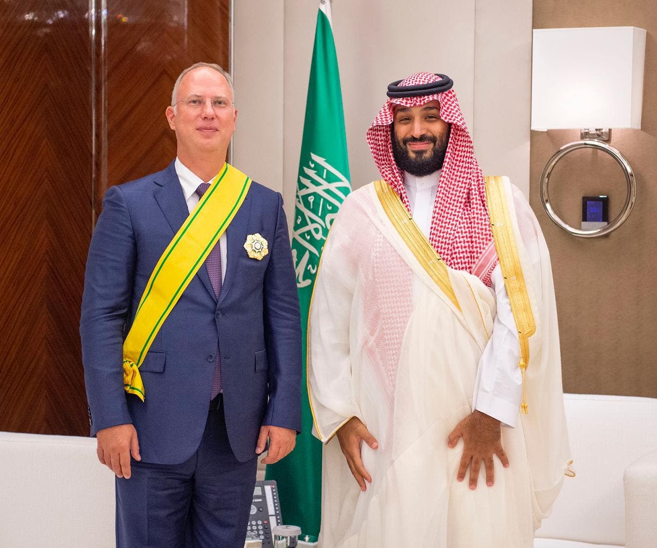 ولي العهد السعودي يقلد الرئيس التنفيذي لصندوق الاستثمار الروسي المباشر وشاح الملك عبدالعزيز