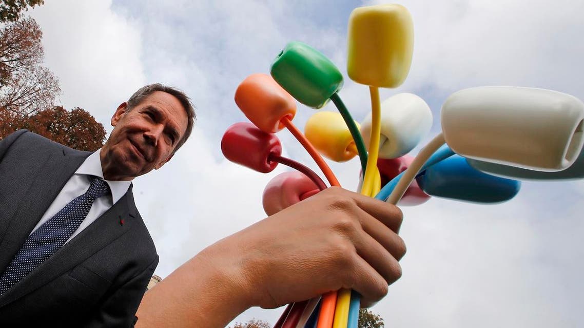 New York-based artist Jeff Koons poses as he unveiled his sculpture “Bouquet of Tulips” dedicated to the victims of the terrorists attacks, in a garden next to the Champs Elysee in Paris, on Oct. 4, 2019. (AP)