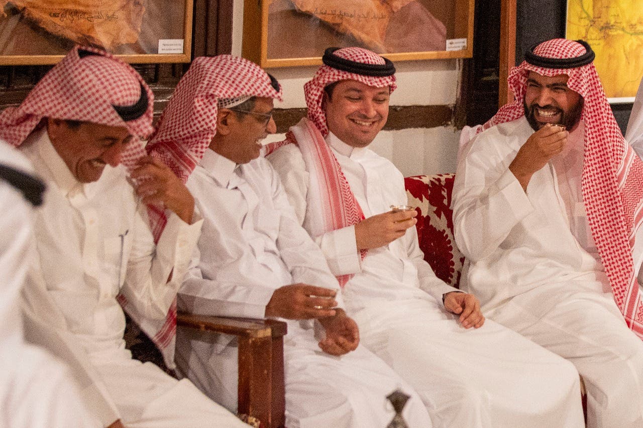 وزير الثقافة مع عدد من الفنانين والمثقفين