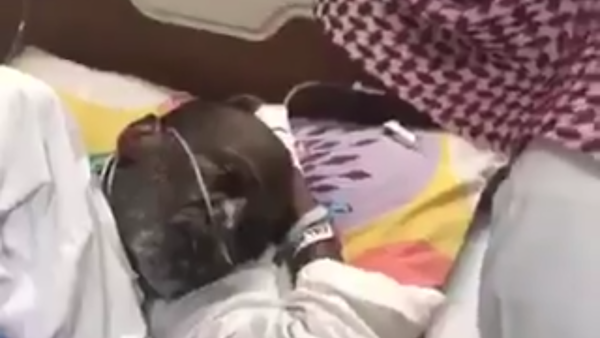 سعوديون يكرمون معلمهم السابق المصاب بالسرطان