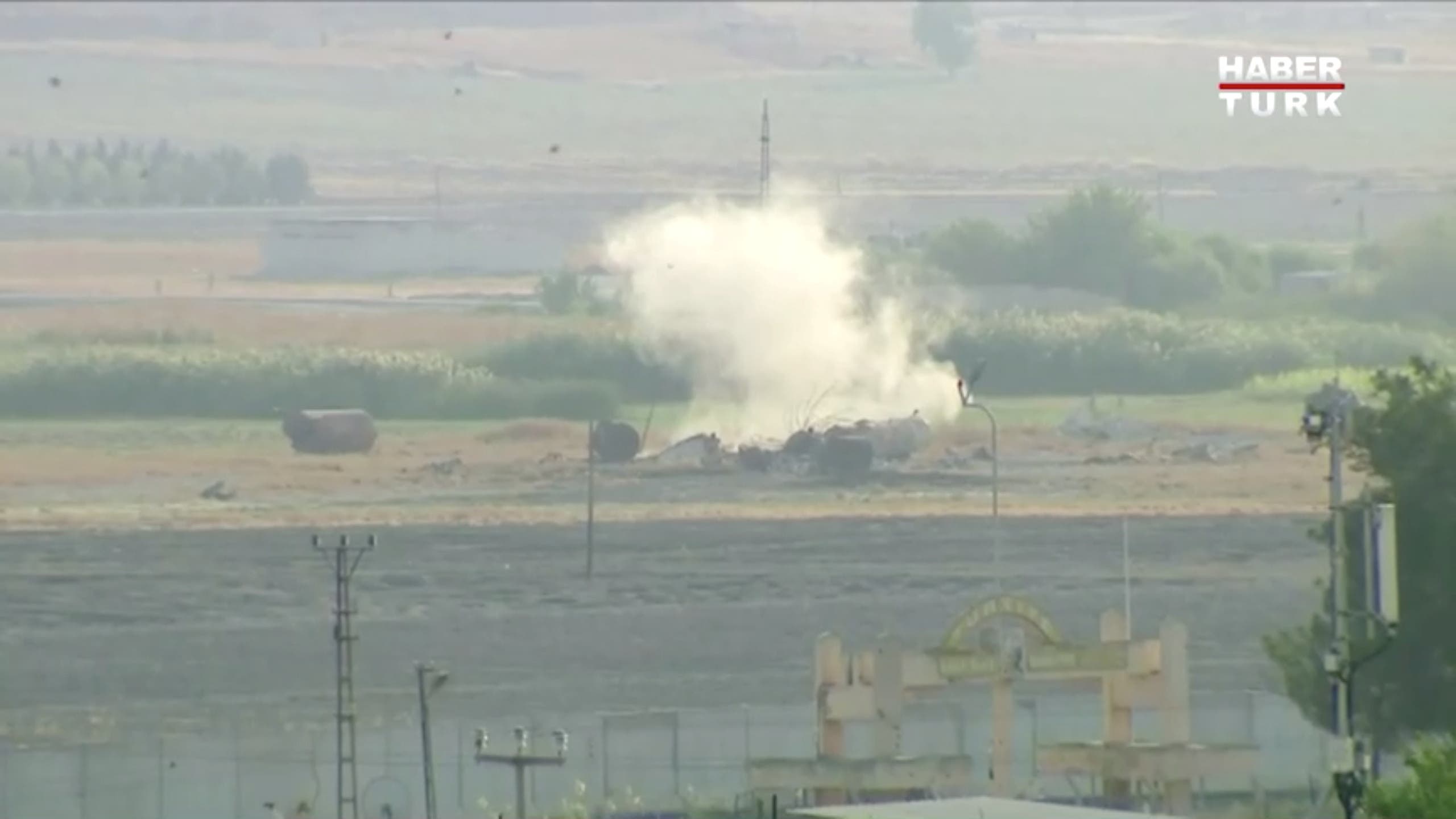 دخان يتصاعد من موقع انفجار في بلدة تل أبيض السورية الحدودية رويترز