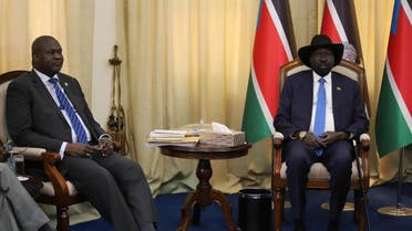 South Sudan's President Salva Kiir Mayardit sits with ex-vice president and former rebel leader Riek Machar before their meeting in Juba. (Reuters)