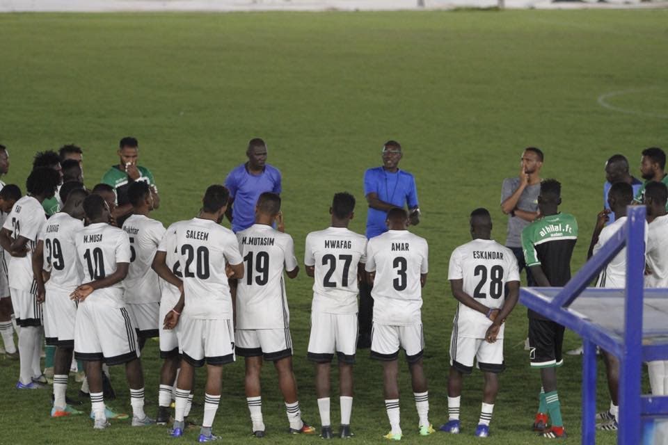 صلاح أحمد آدم خلال حديثه مع لاعبي الهلال في تدريب سابق