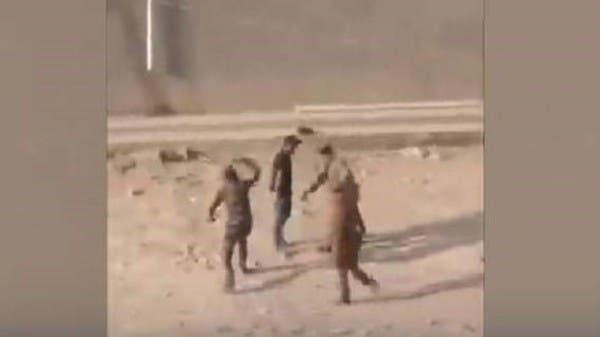 فيديو مروع.. انهالوا ضرباً على عراقي يحمل علماً!